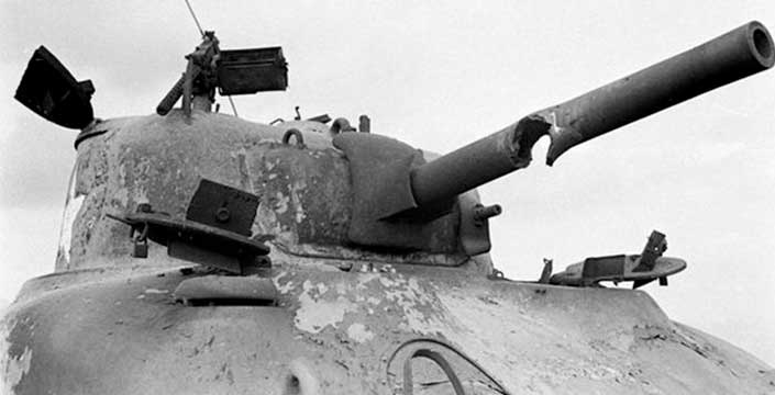 Un tanque alcanzando en el cañón por otro tanque