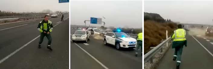 Momento en que la Guardia Civil se juega la vida para detener a un conductor kamikaze que lleva 40 km en sentido contrario