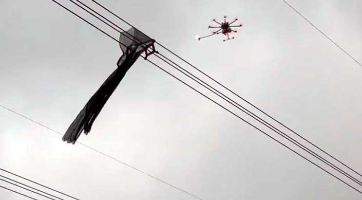 Un drone con lanzallamas para eliminar una red del tendido eléctrico