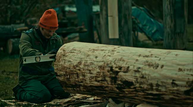 Así hacen una canoa tradicional a partir del tronco de un álamo