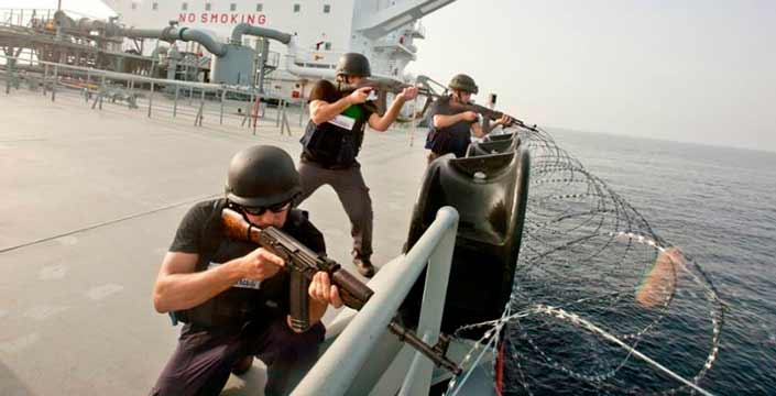 Guardias de la seguridad de un buque enfrentandose a piratas somalíes