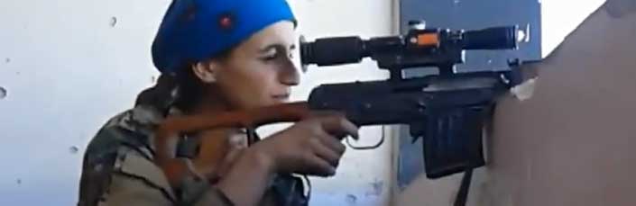 Una francotiradora kurda recibe un disparo a centímetros de la cabeza