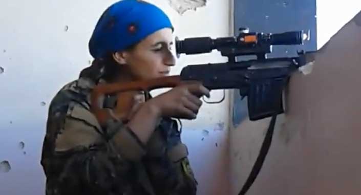 Una francotiradora kurda recibe un disparo a centímetros de la cabeza
