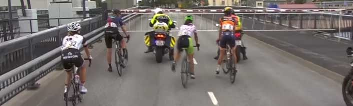 Durante una carrera ciclista femenina en Noruega un puente no respeta la competición
