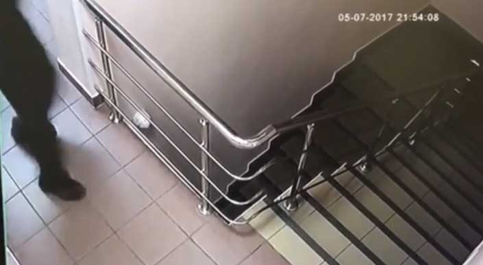 Así intenta escapar por unas escaleras un detenido que va esposado