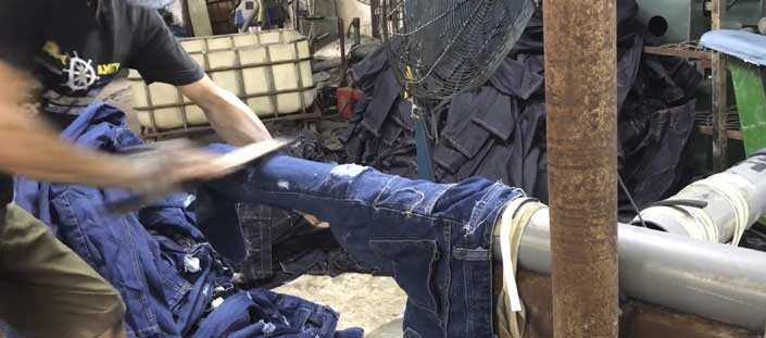 Así es como hacen los pantalones vaqueros desgastados y rotos