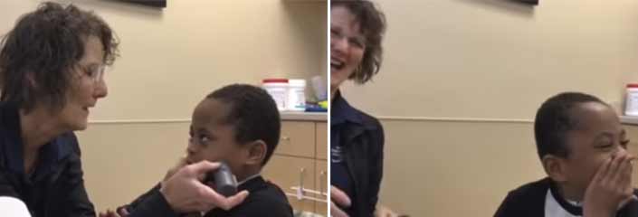 Niño con cuerdas vocales paralizadas habla por primera vez con una electrolaringe