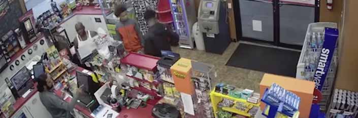 El cajero de una gasolinera sufre un infarto y aprovechan para robarle