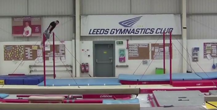 Este gimnasta hace el giro hacia atrás cambiando entre dos barras fijas más largo del mundo