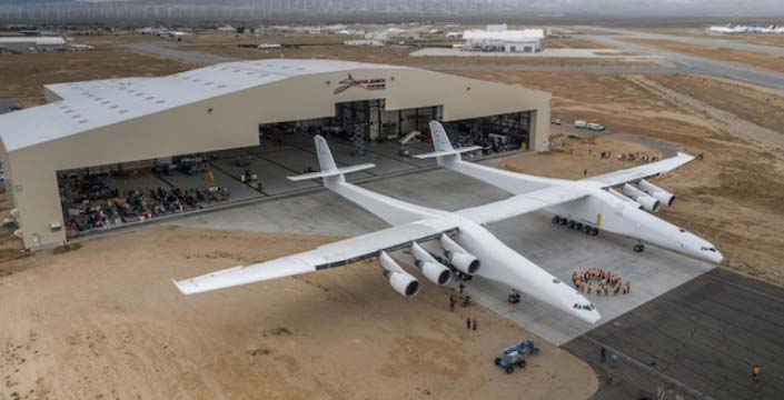 Stratolaunch, el avión más grande del mundo que acaba de volar por primera vez