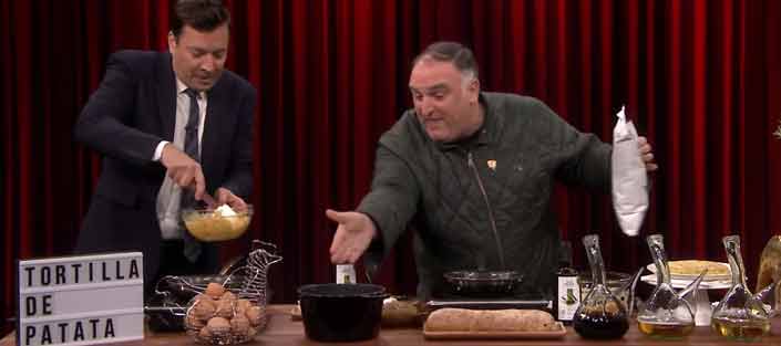 Chef José Andrés intenta enseñar a Jimmy Fallon a hacer una tortilla de patatas