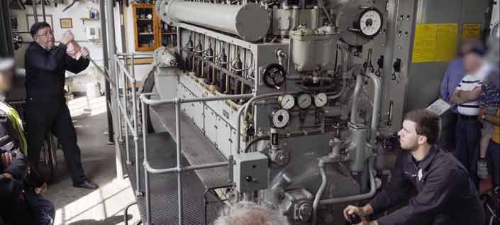 Arrancando un motor diesel de un submarino alemán de la Segunda Guerra Mundial