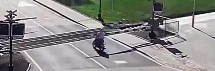 Un anciano en moto choca contra una barrera y es salvado por un héroe anónimo
