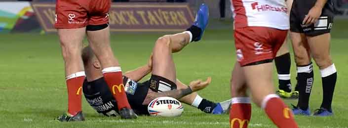Un jugador de rugby se disloca la rodilla y se la recoloca a guantazos