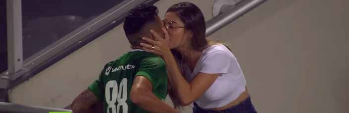 Va a besar a su mujer para celebrar el gol y se lo están anulando