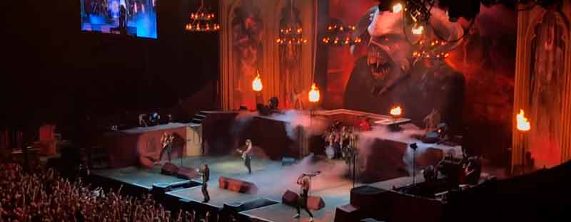 A Janick Gers (Iron Maiden) se le escapa volando una guitarra durante un concierto