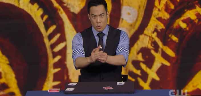 Ryan Hayashi, el mago que repite el mismo truco con cartas y monedas de distintas formas y deja alucinando a todos