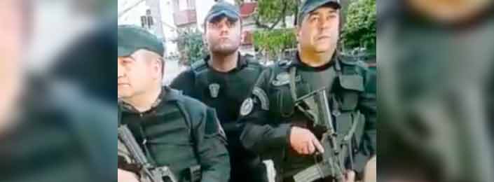La mirada de tipo duro de este policía brasileño