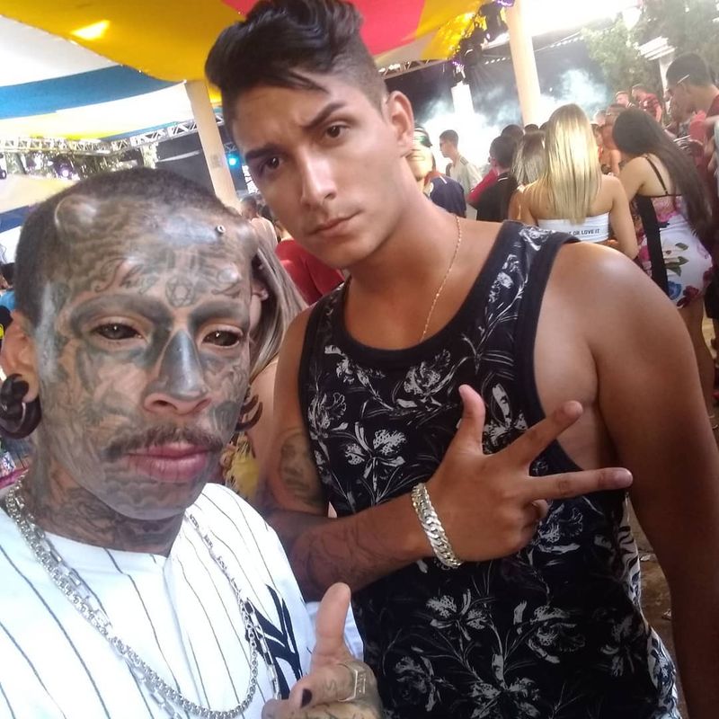 Un joven brasileño cambia totalmente su físico para convertirse en un diablo