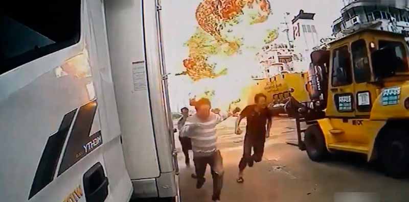 Una explosión de un petrolero en Corea del Sur que parece sacada de una película