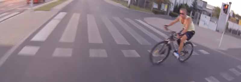 Motorista se lleva por delante a un ciclista