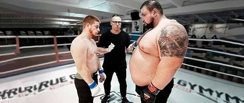 Combate entre un luchador de 220 kg y otro de 77 kg