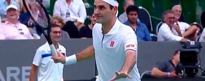 Un fan le pide a Federer que se quede quieto para hacerle una fotografía durante un partido