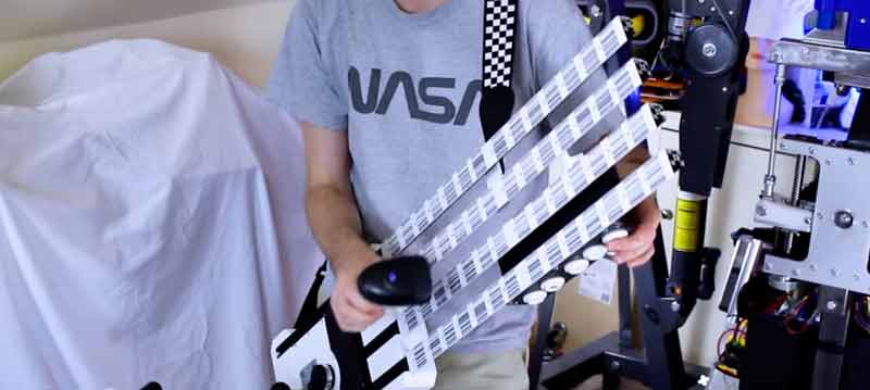 Una guitarra hecha con códigos de barras