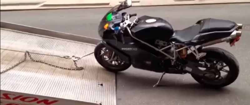 La peor manera posible de subir una moto a una grúa