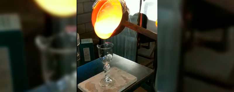 Vertiendo vidrio líquido en una copa