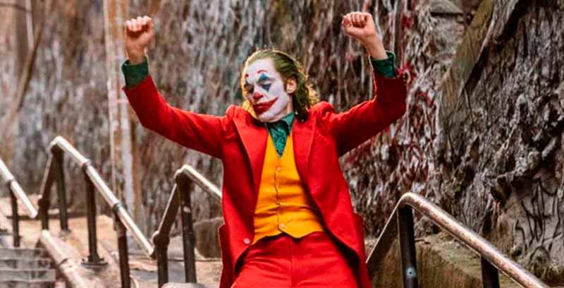 Graba desde su casa el momento en que Joaquin Phoenix hace el baile del Joker en las escaleras
