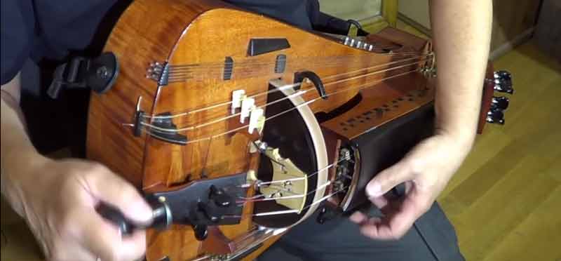 La zanfona, un curioso instrumento medieval que suena muy bien