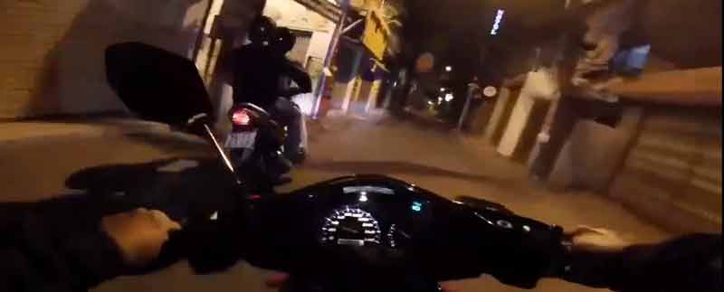 Una persecución policial en moto por las estrechas calles de Vietnam