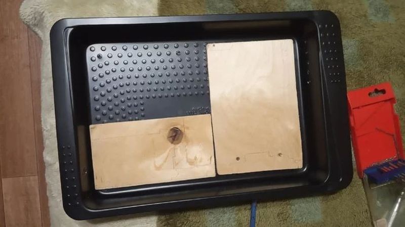 Con un portatil antiguo y una bandeja de horno se fabrica un ordenador todo en uno