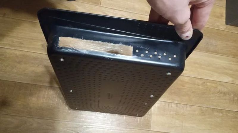 Con un portatil antiguo y una bandeja de horno se fabrica un ordenador todo en uno