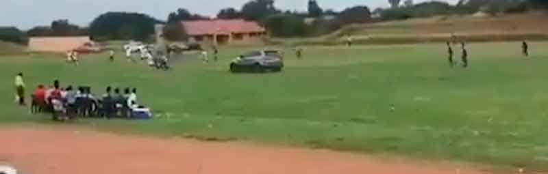 Un aficionado irrumpe con un coche en el campo de fútbol para atropellar al árbitro