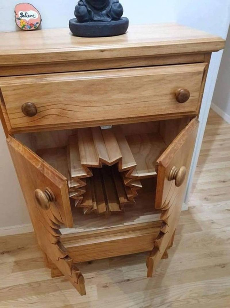 Un carpintero jubilado crea estos muebles imposibles que parecen rotos