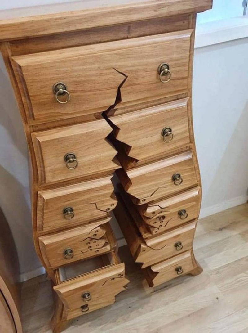 Un carpintero jubilado crea estos muebles imposibles que parecen rotos