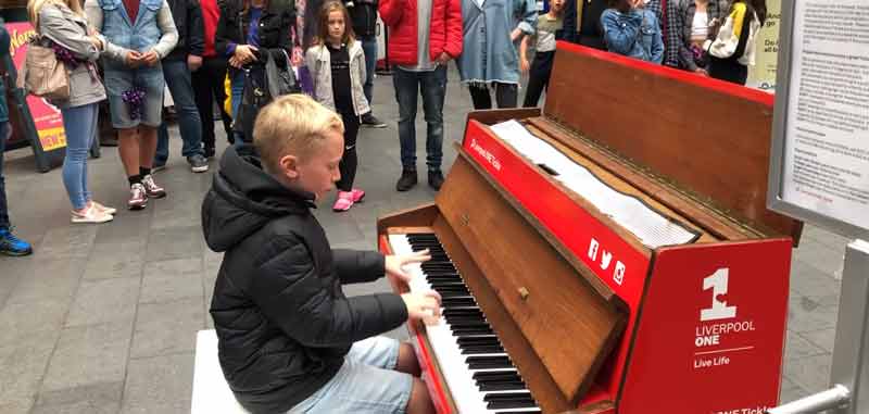 Un niño empieza a tocar un piano en una calle de Liverpool y deja a todos alucinando