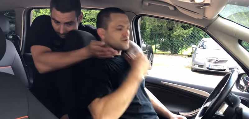 Cómo liberarse de una presa en el cuello desde el asiento trasero del coche