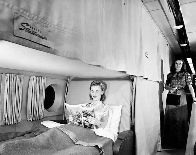Así era un vuelo comercial en un Boeing 377 Stratocruiser en 1947