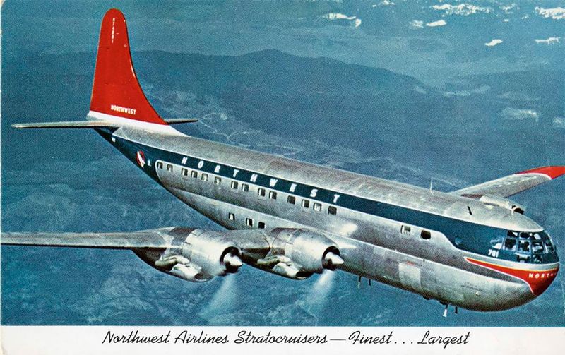 Así era un vuelo comercial en un Boeing 377 Stratocruiser en 1947
