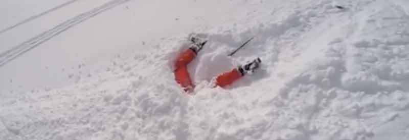 Salvando al vida a una mujer que se encuentran enterrado bocabajo en la nieve