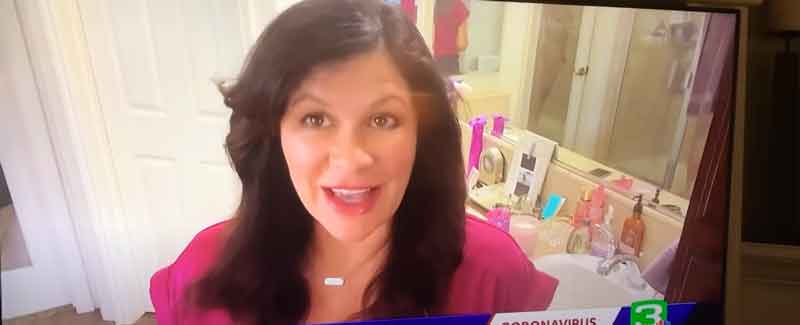 Una reportera emite en directo desde su baño y su marido está detrás dándose una ducha