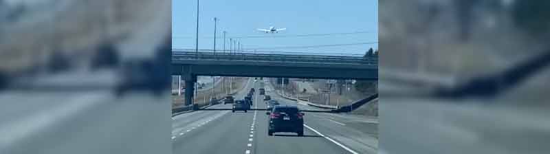 Un avión aterriza en una autopista en Quebec