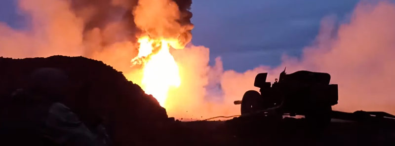 Militares rusos apagan un pozo de petroleo a cañonazos