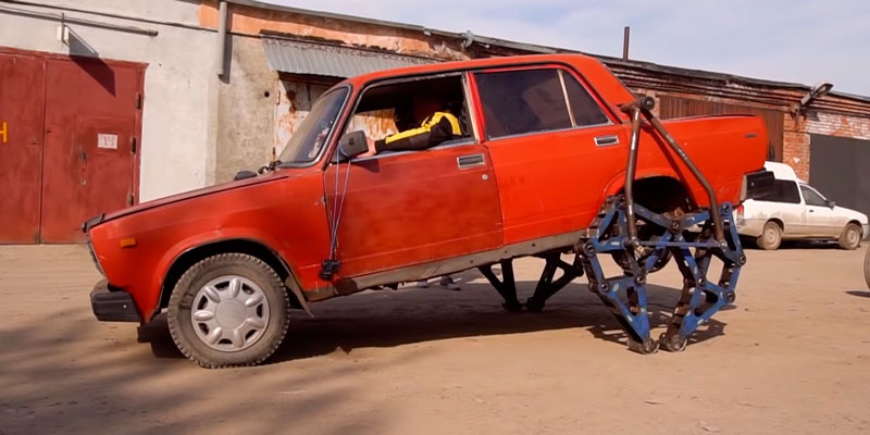 Reemplazan las ruedas traseras de un coche por unas patas de metal