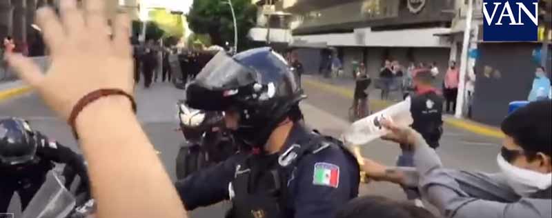 Manifestantes prenden fuego a un policía en México
