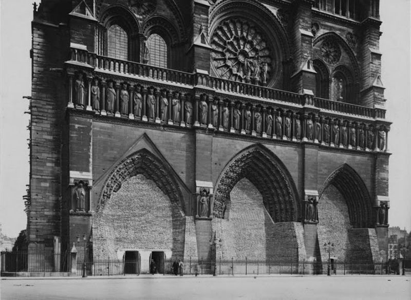 La catedral de Notre Dame cubierta de sacos de tierra durante la Primera Guerra Mundial para protegerla