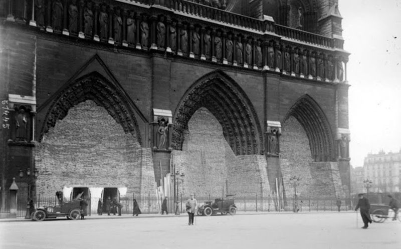 La catedral de Notre Dame cubierta de sacos de tierra durante la Primera Guerra Mundial para protegerla